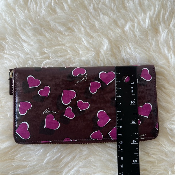 Gucci Special Edition Heart Design Zippy Wallet in Excellent Condition - Picture 14 of 15